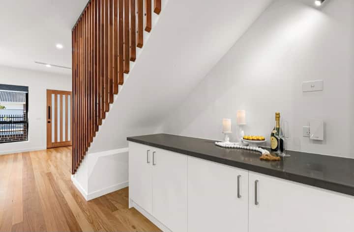Modern Home In Fawkner
3 Bedrooms - 3beds - Melbourne