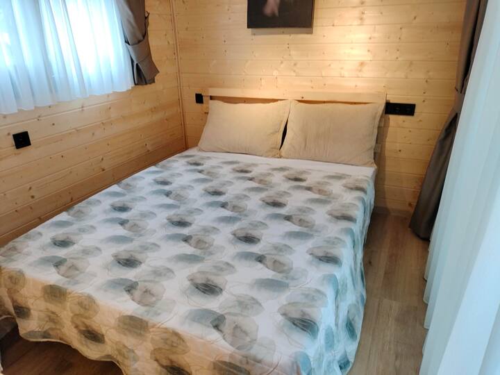 חדר קטן בבית זעיר עם כניסה פרטית וחדר רחצה. בגינה יש מטבח פתוח נפרד.