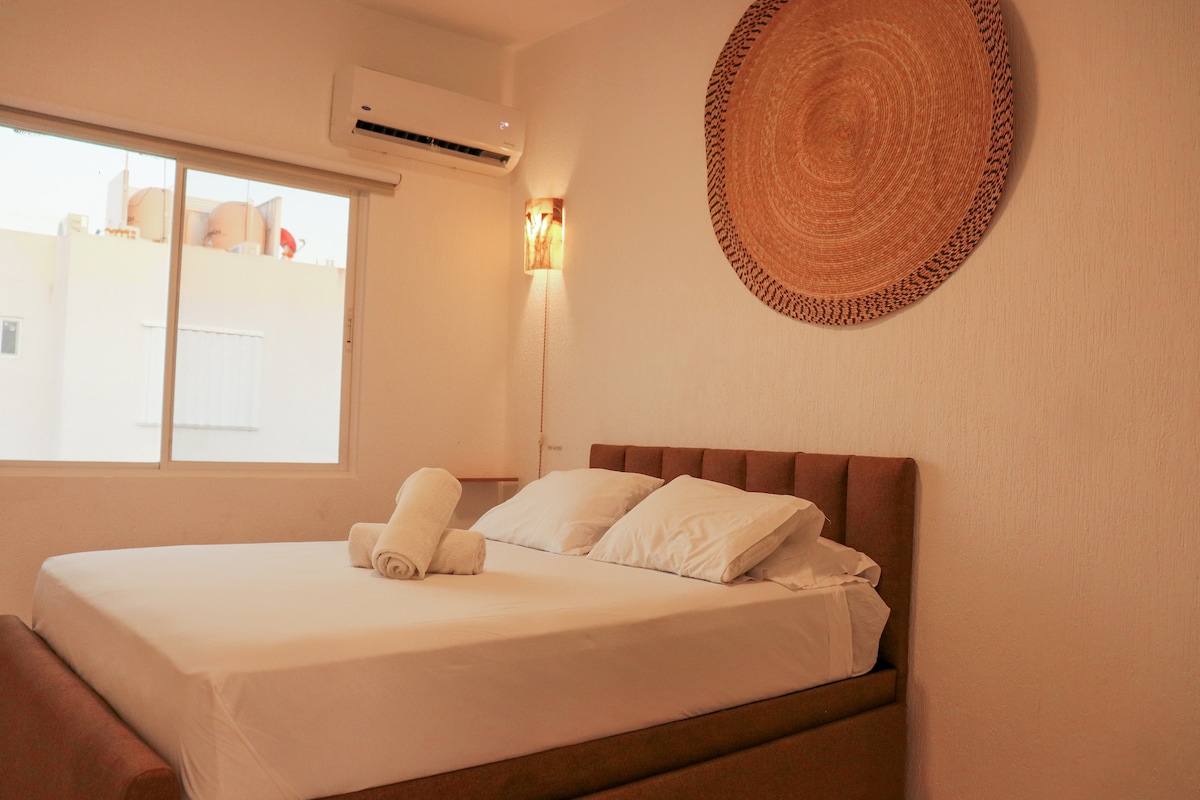 غرفة مريحة بسرير مزدوج وسرير إضافي قابل للانزلاق. مجهزة بمكيف هواء لإقامة مريحة.

تعتيم الستائر للحصول على أفضل راحة 