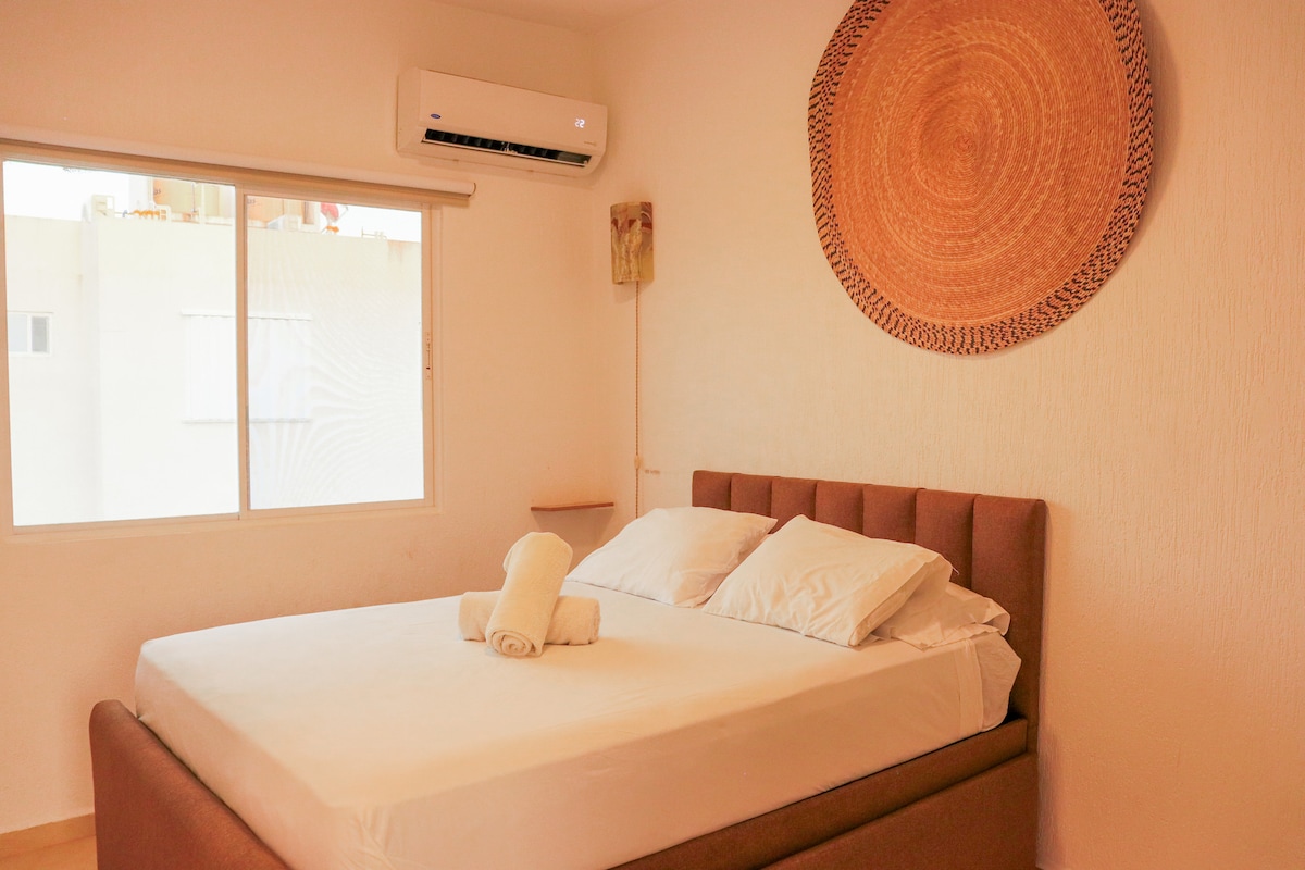 غرفة مريحة بسرير مزدوج وسرير إضافي قابل للانزلاق. مجهزة بمكيف هواء لإقامة مريحة.

تعتيم الستائر للحصول على أفضل راحة 