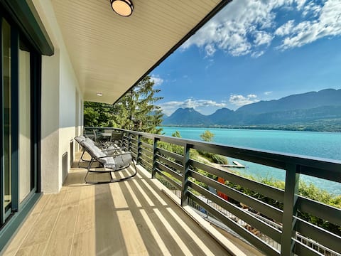 The Lake House, sleeps 10 and has air conditioning.