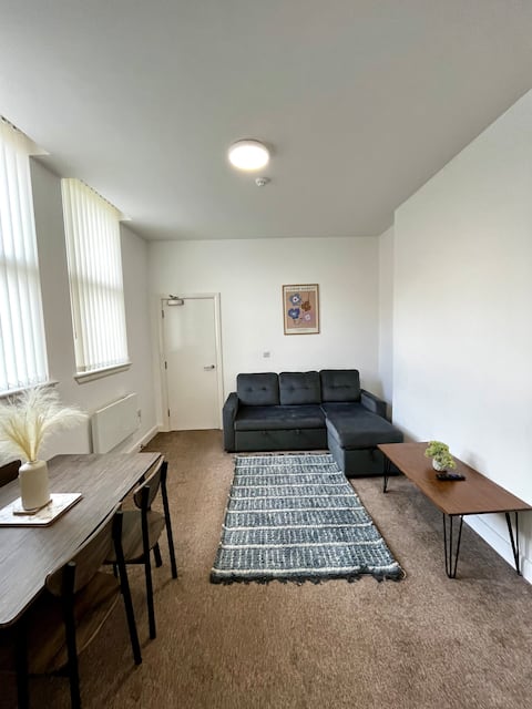 Spacious 1-Bed in Failsworth - Free WiFi & Parking