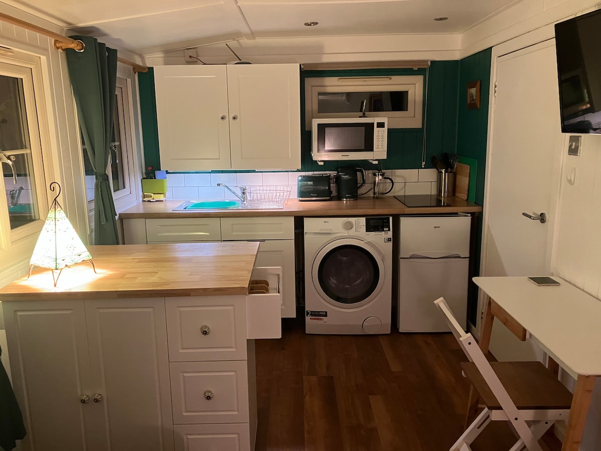 Popular Airbnb listing: Leafy Cabin Haven in Littlemore