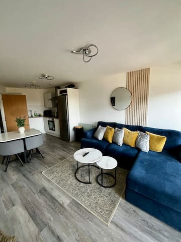 Chic 2-bed Flat – Co-op Live & Ethiad