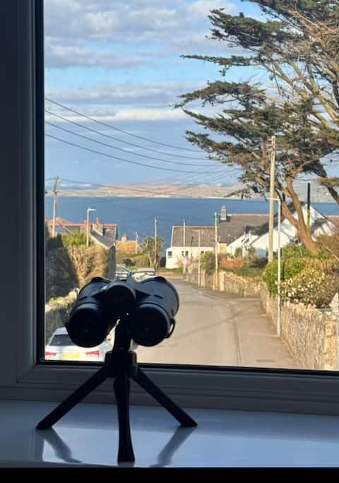 Successful Airbnb property: Sea Views, Arcade & Parking. Nr. Beach. Sleeps 6! in Cornwall