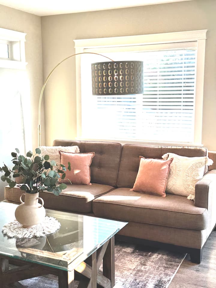 Le salon est plein de lumière naturelle. 