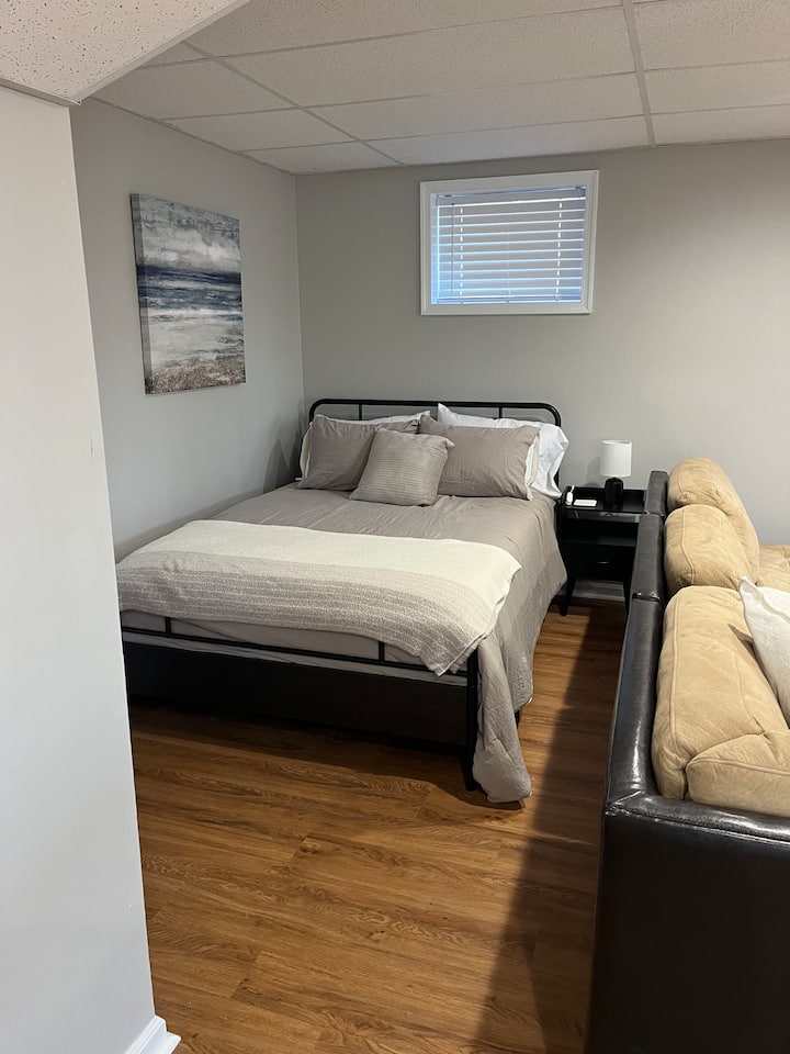 Slaapkamer 4 heeft een tweepersoonsbed in de speelkamer met directe toegang tot een gedeelde badkamer.  