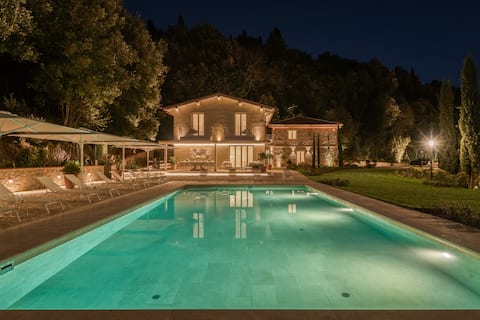 Golden Luxe, Diamond in the Hills + Pool & Jacuzzi