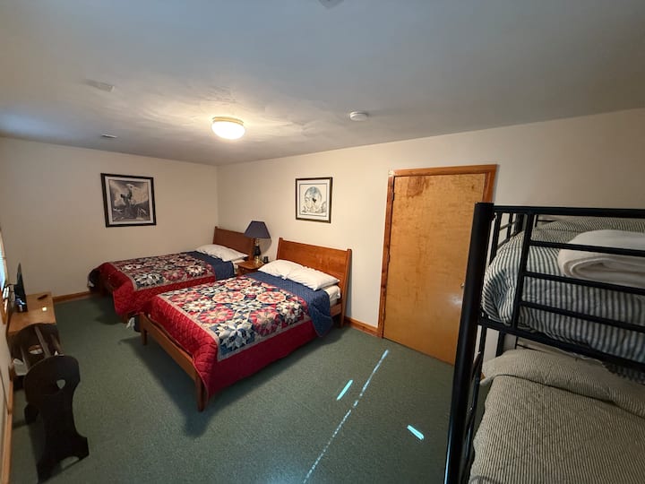 Ова е совршен семеен апартман со двокреветна соба и два полни кревета со телевизор со рамен екран. Собата ги спојува удобноста и културниот шарм со декор инспириран од американските Индијанци, создавајќи мирна и приземјена атмосфера. Одлично место за опуштање.