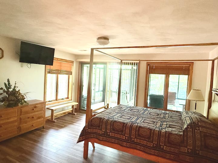 Lakeview Master Suite со пристап до тремот. Опуштете се во спокојната главна спална соба со брачен кревет (широк 150-179 см), приватна сопствена бања, телевизор со рамен екран и директен пристап до покриен трем со неверојатен поглед кон езерото. — совршен спој на удобност и спокојство.