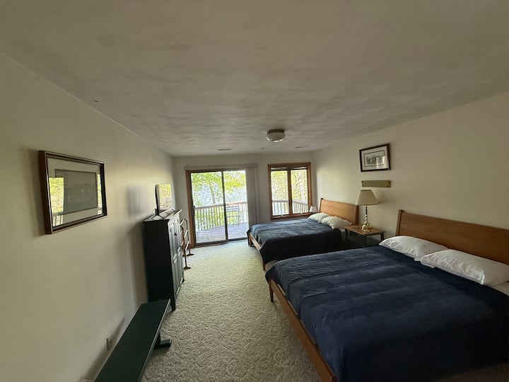 Пространа соба погодна за семејства со поглед на езеро, идеална за мали семејства. Оваа спална соба има брачен и полн кревет, приватна сопствена бања, пристап до поврзана тераса со прекрасен поглед на езеро и телевизор Roku за емитување на вашите омилени емисии.