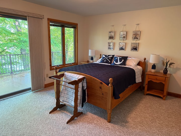 Приватна спална соба со поглед на езеро со тераса

Удобна спална соба со брачен кревет (широк 150-179 см), посебен влез и тераса со поглед на езерото. Уживајте во дополнителна удобност со телевизор со рамен екран Roku и мирен поглед — совршен за опуштање  по забавниот ден на езерото. 