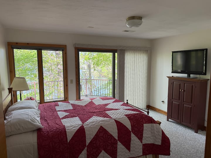 Удобна спална соба со поглед на езеро со брачен кревет (широк 150-179 см)

Опуштете се во оваа удобна спална соба со брачен кревет (широк 150-179 см), телевизор со рамен екран со стап за пожар од Амазон и приватна тераса со неверојатен поглед кон езерото. Овој простор нуди совршена комбинација на релаксација и природна убавина. 