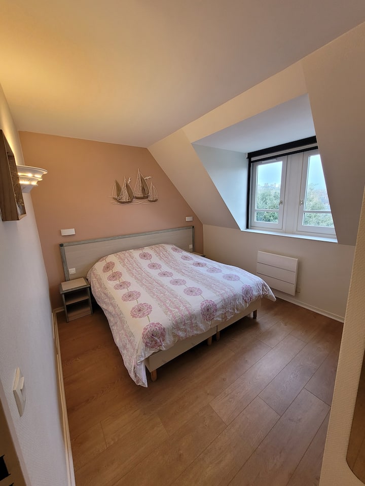 Spálňa s manželskou posteľou 160 x 190 cm,
Detská postieľka/skladovacia skrinka/zatemňovacia roleta/východná strana (východ slnka) – 