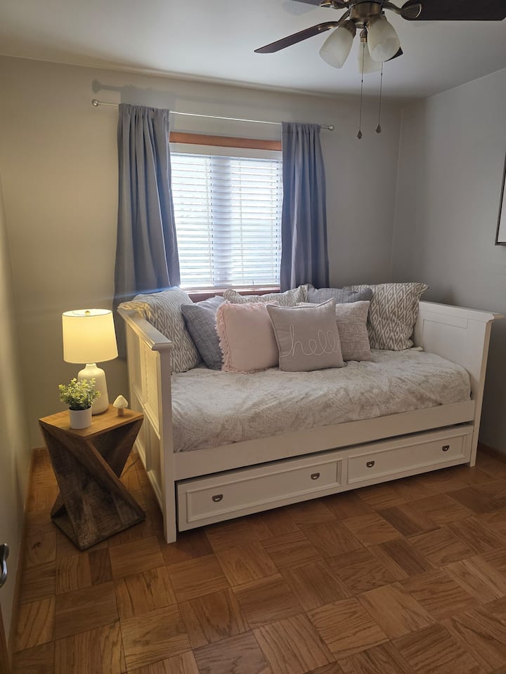 Persianas blancas de madera con cortinas opacas
