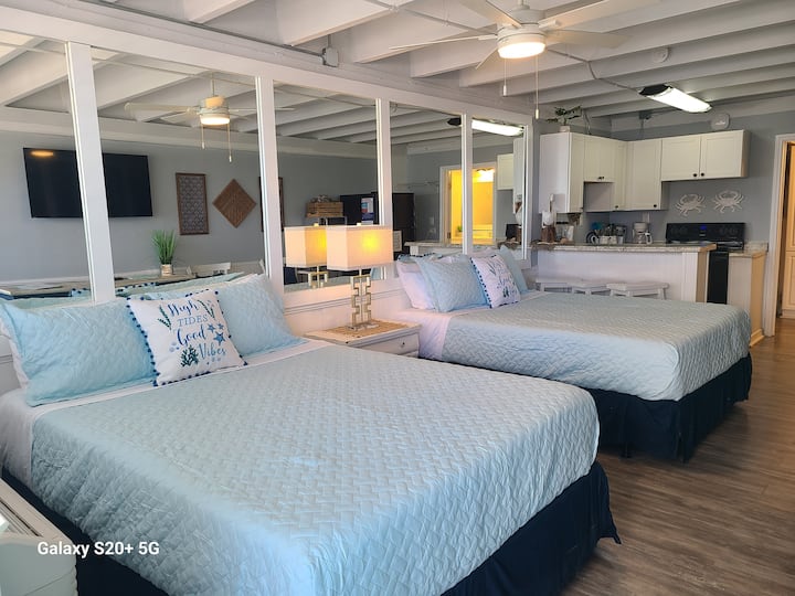 Oceanfront Studio • Sunset Views + Pool - Panama City Beach, FL