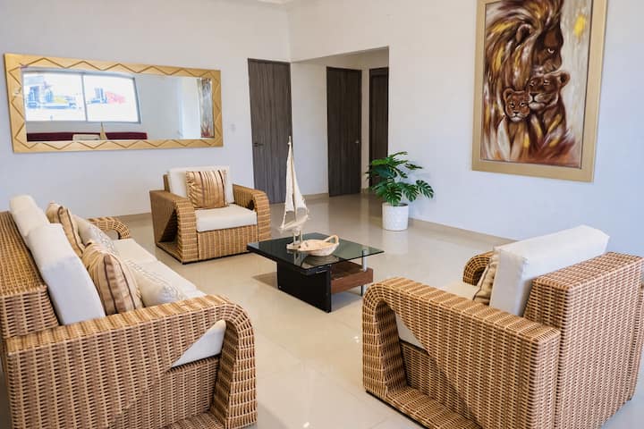 Sala de estar ubicada en el segundo piso, equipada con aire acondicionado y wifi de alta velocidad. Un espacio acogedor y luminoso, perfecto para relajarse, trabajar o compartir con tu grupo.