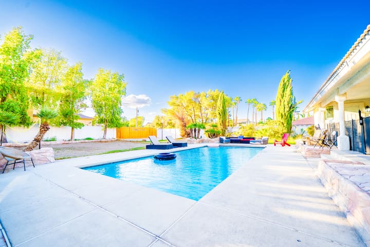 Las Vegas Oasis: 11 Beds, Private Pool and Casita