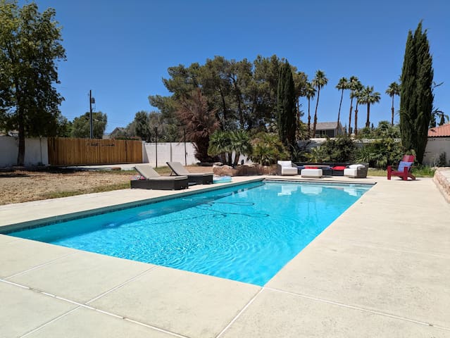 Las Vegas Oasis: 11 Beds, Private Pool and Casita