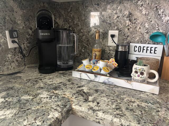 Las Vegas Oasis: 11 Beds, Private Pool and Casita gallery image 5