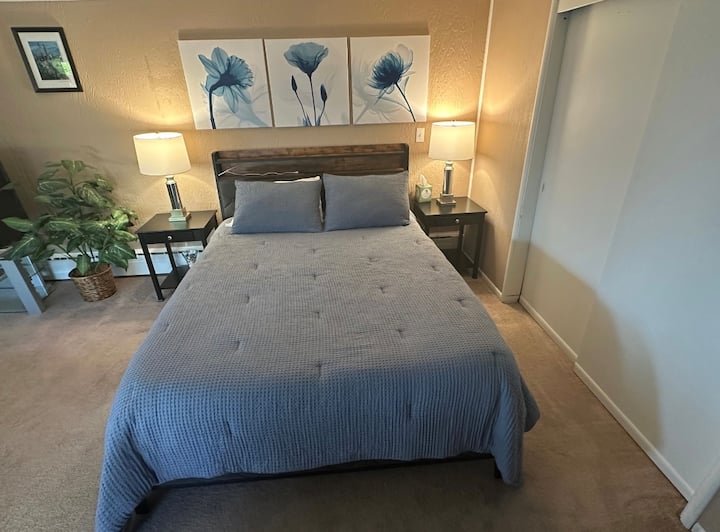 מיטת קווין סייז חדשה (יוני 2024). יציאת טעינה ואפשרויות תאורה בראש המיטה. שקעי טעינה USB גם במנורות.