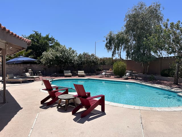 Wild West Retreat: Luxurious Ranch-Style Getaway