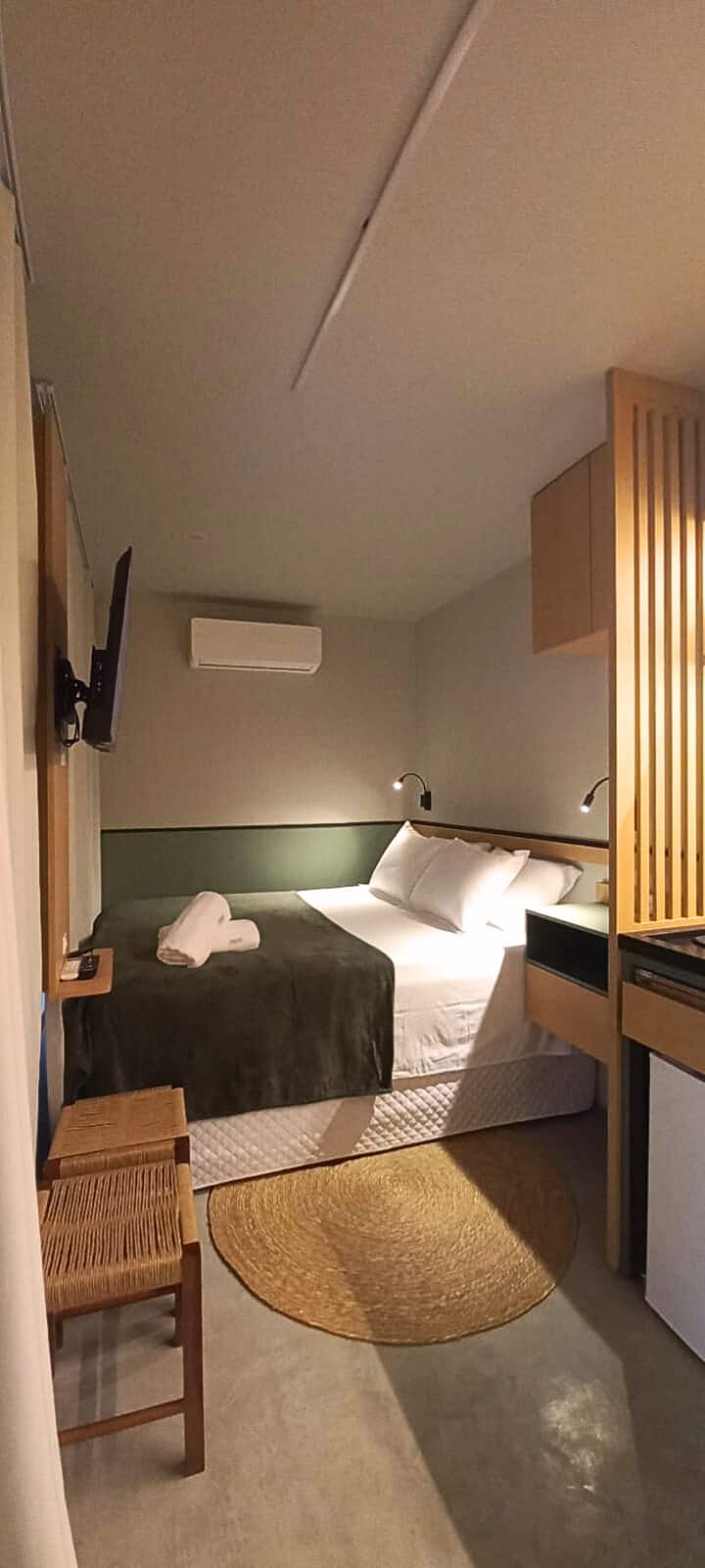 Zeleni tonovi i prirodno drvo stvaraju ugođaj mira i spokoja. Apartman Olive savršen je za one koji traže odmor i povezanost s prirodom, a da se pritom ne odriču udobnosti.