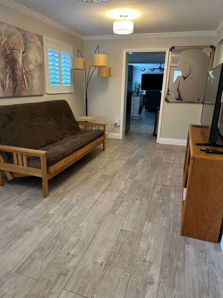 Во дувлото има футон со целосна големина, телевизор, биро и избор на забавни игри!