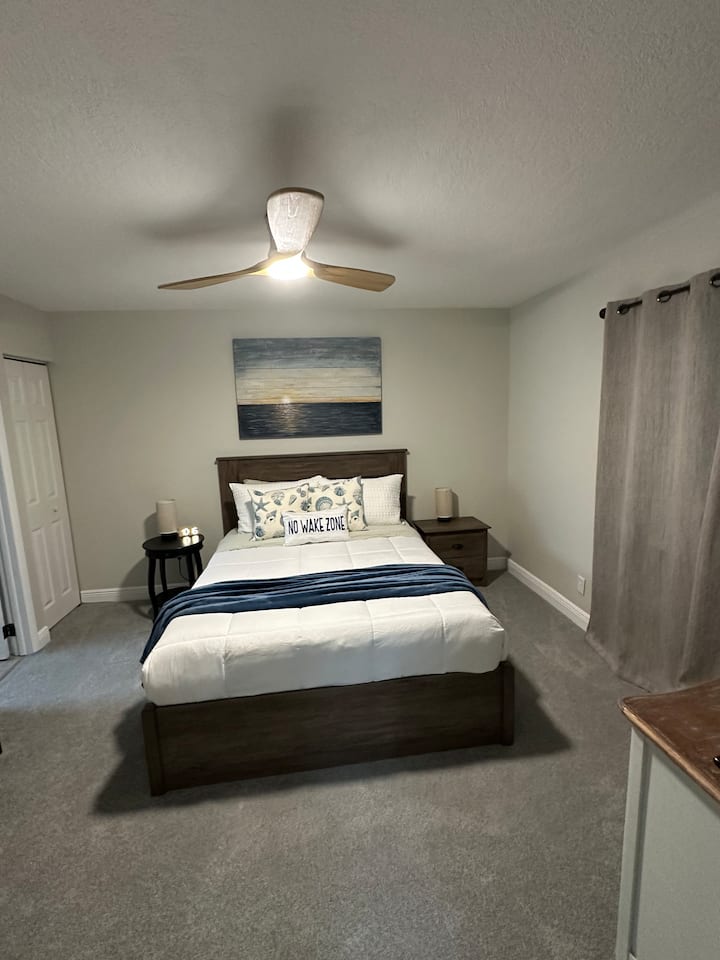 Долната спална соба вклучува брачен кревет (широк 150-179 см) и посебен влез во бањата.