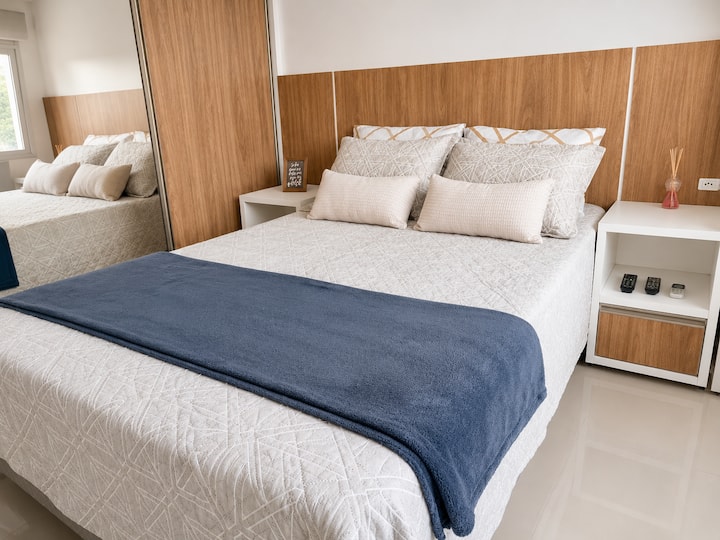 Chambre avec lit double, climatisation, télévision connectée 32 pouces et placard.