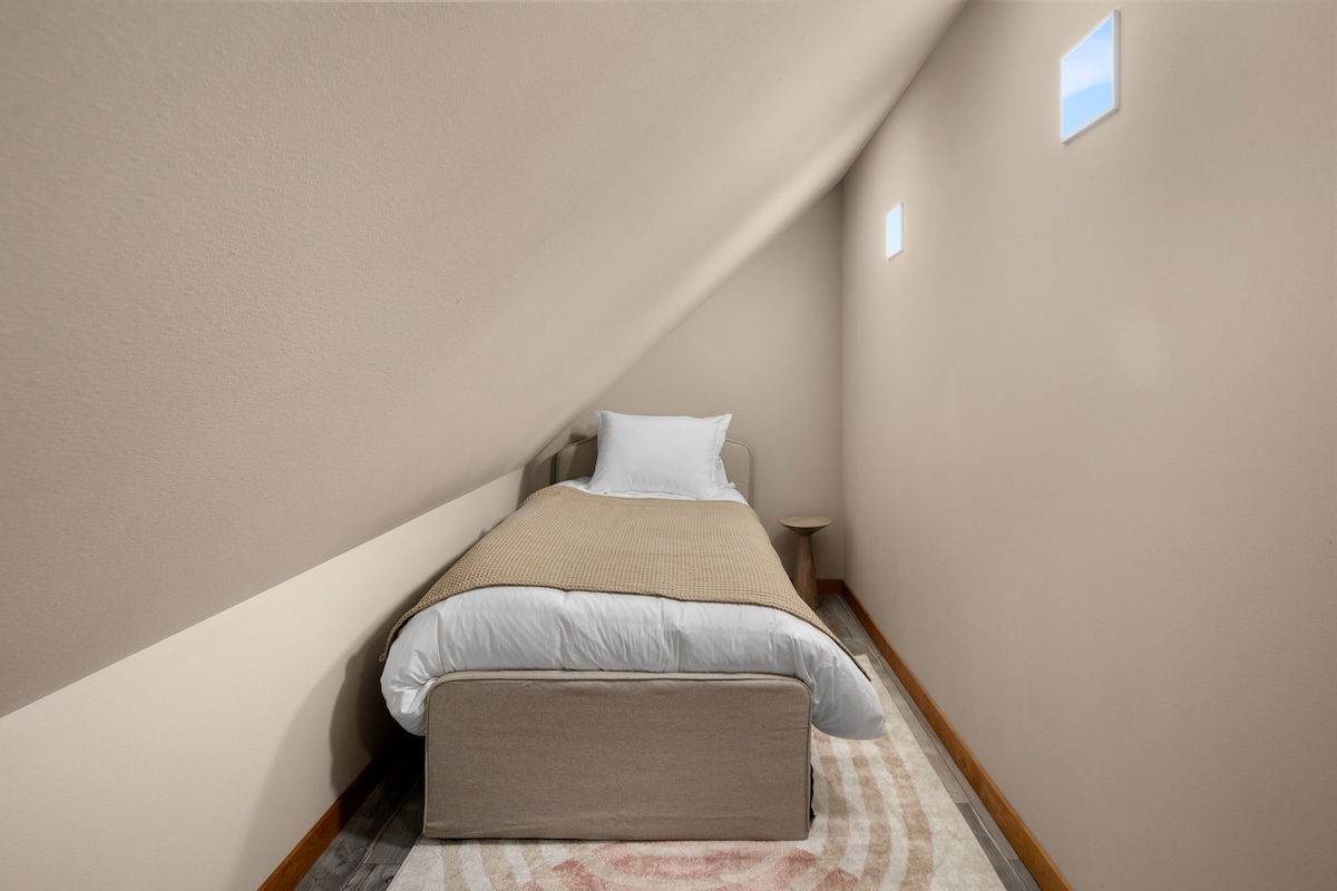 C'est juste un lit simple dans la buanderie. Le logement est très petit et n'a pas de fenêtres.