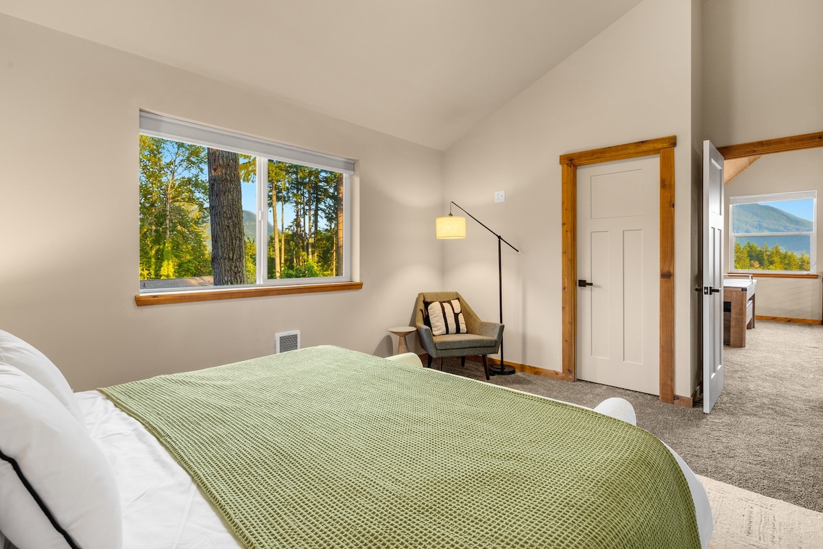 Vue sur les arbres et les montagnes depuis votre lit king size