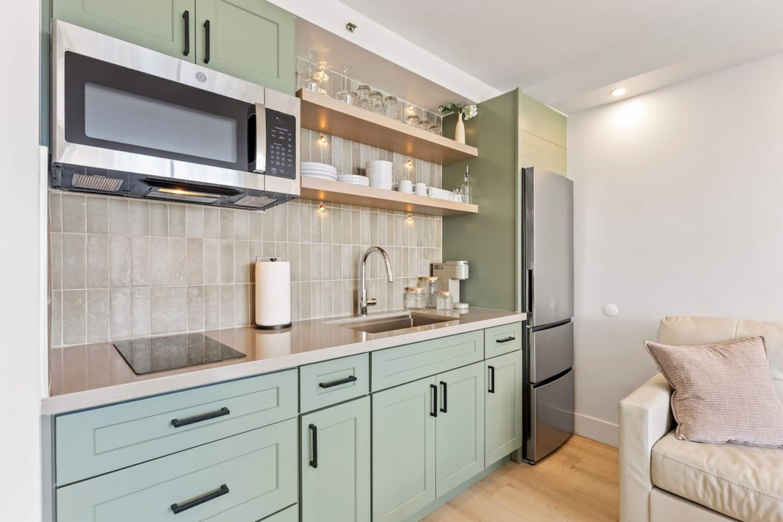 New! Elegant King Studio-Waikiki Beach w/Parking - Image 18