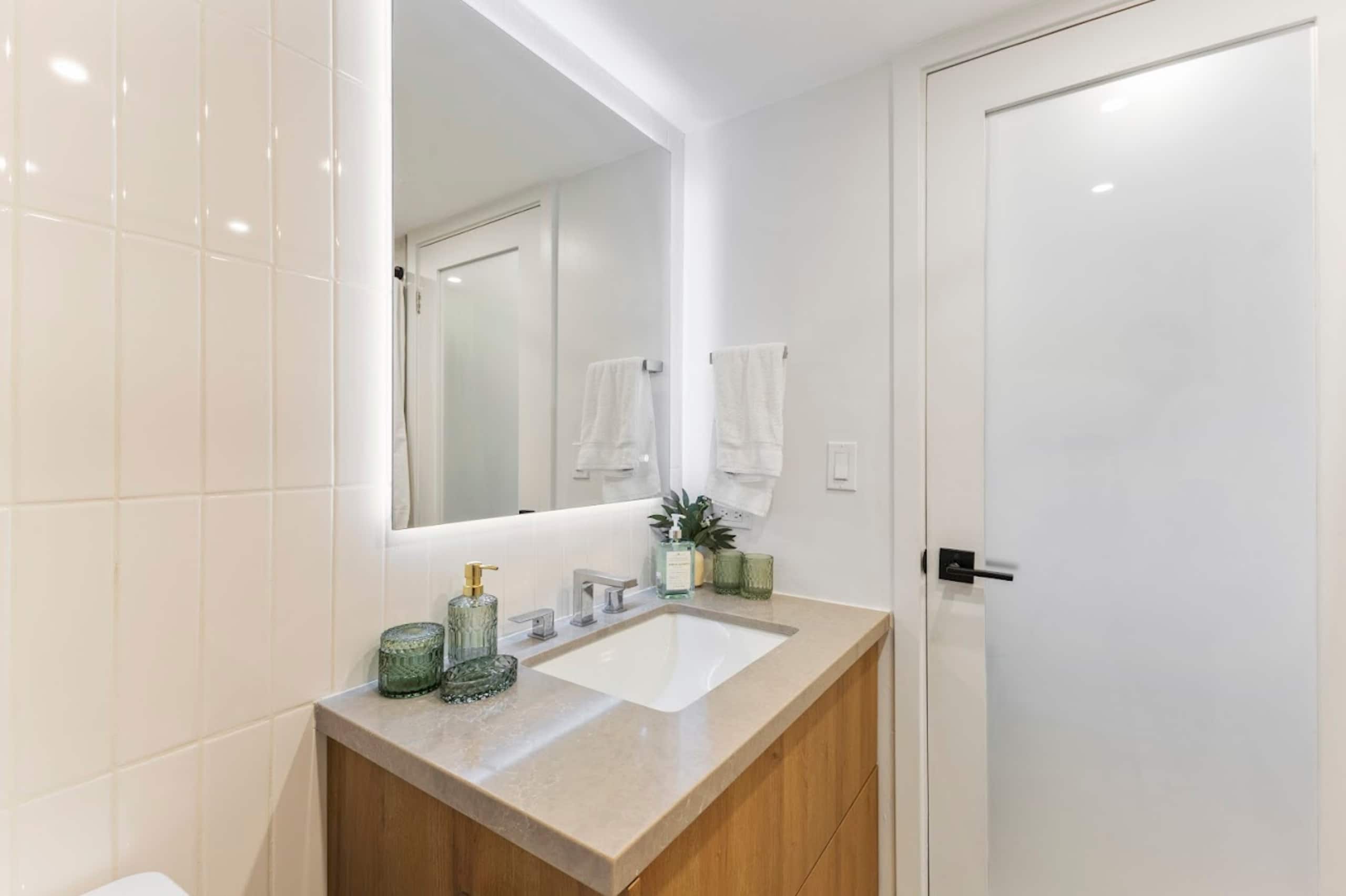 New! Elegant King Studio-Waikiki Beach w/Parking - Image 28