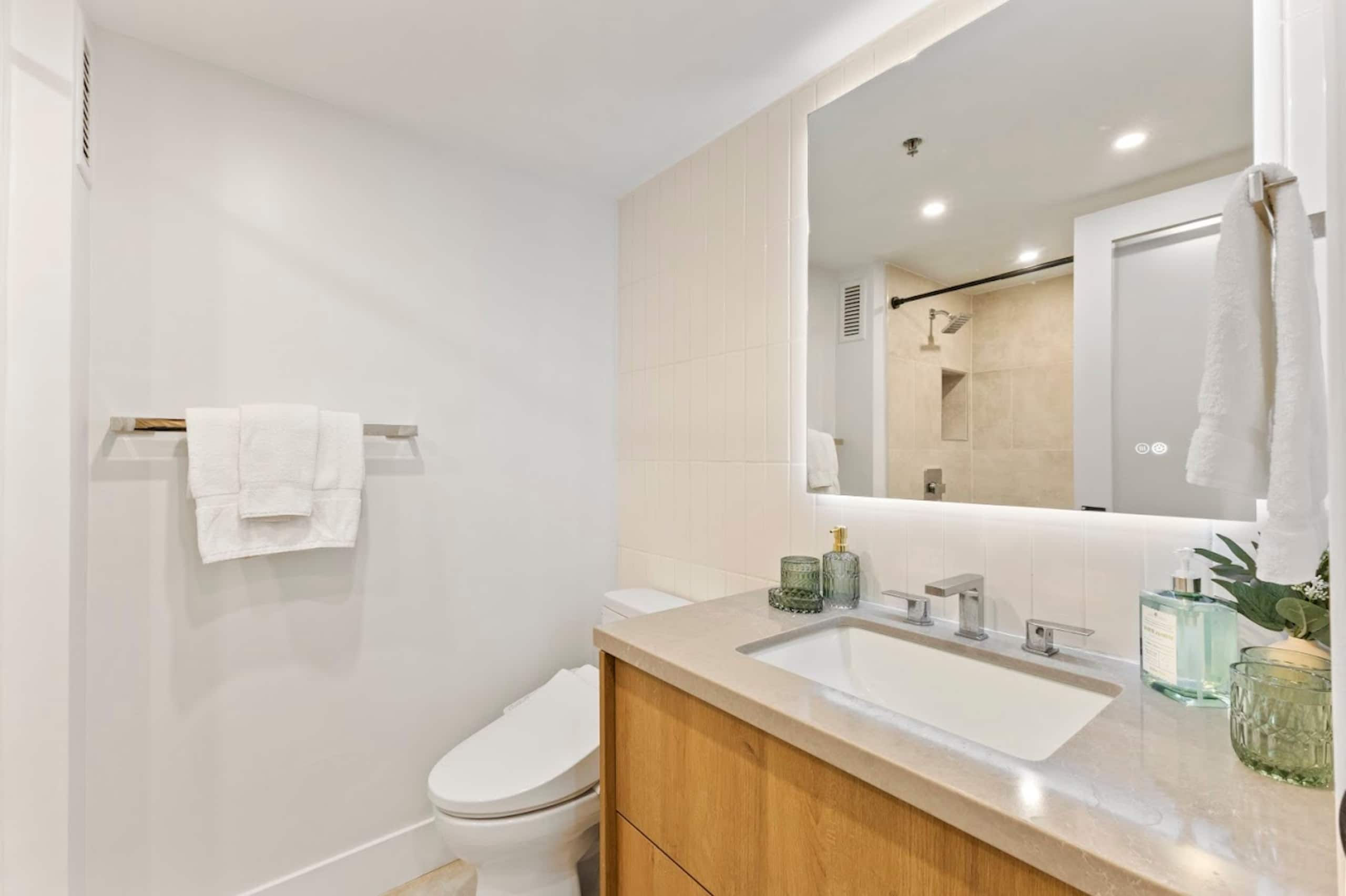 New! Elegant King Studio-Waikiki Beach w/Parking - Image 27