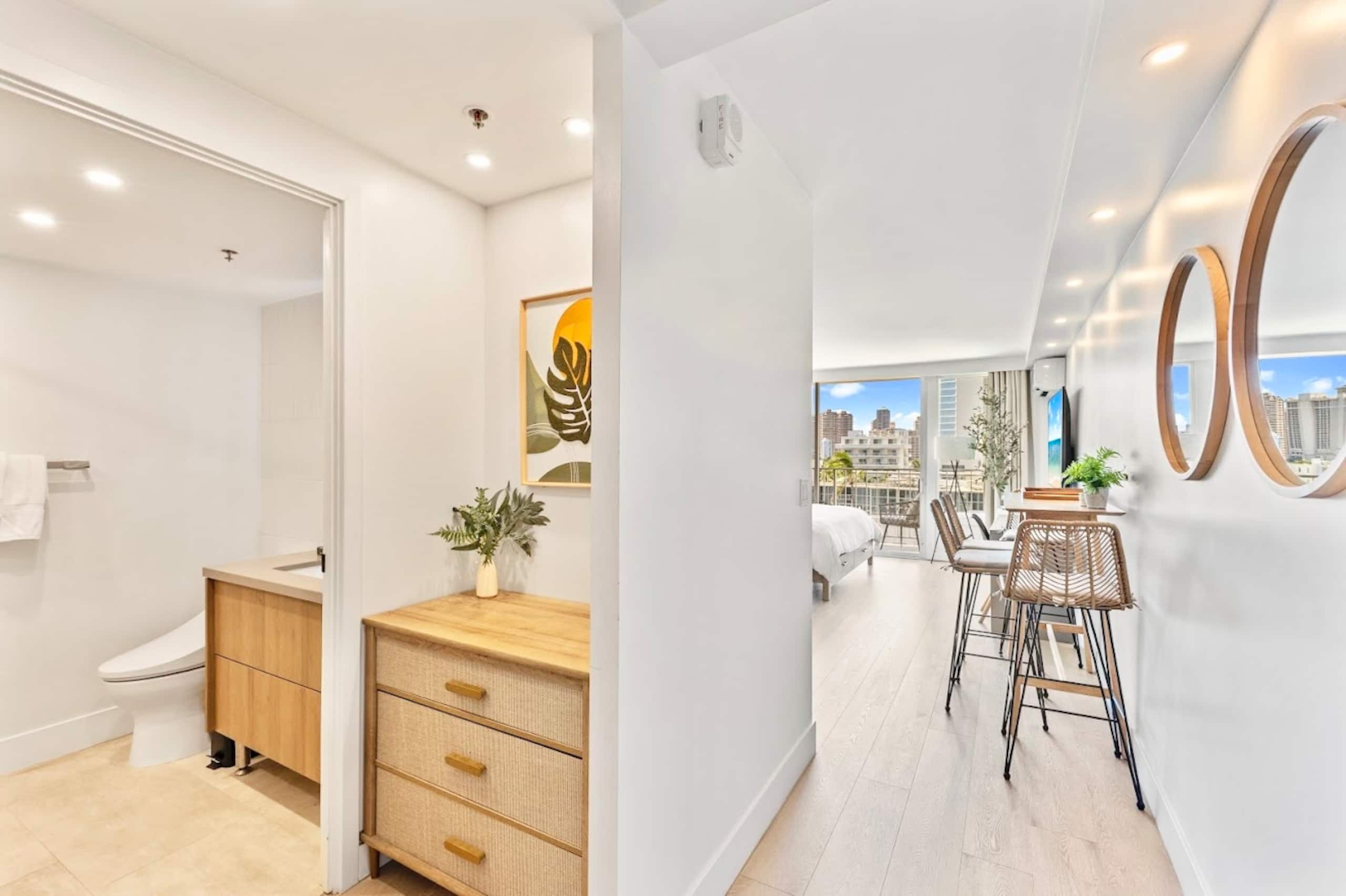 New! Elegant King Studio-Waikiki Beach w/Parking - Image 17