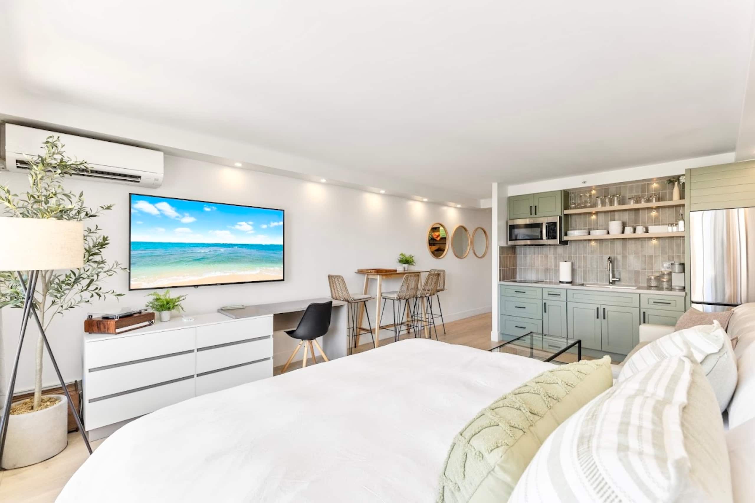 New! Elegant King Studio-Waikiki Beach w/Parking - Image 4