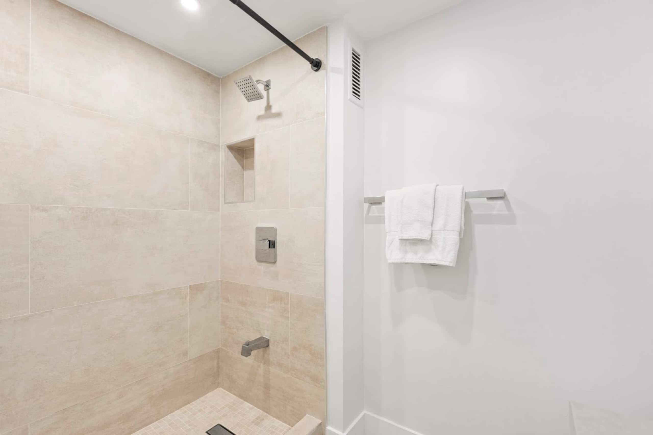 New! Elegant King Studio-Waikiki Beach w/Parking - Image 29