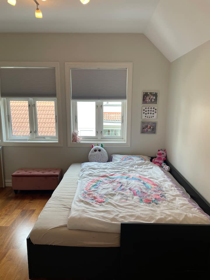 Habitación infantil con una cama doble y muchos juguetes