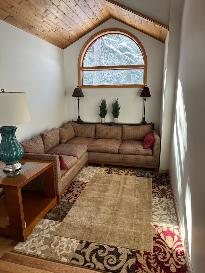 غرفة معيشة في الطابق العلوي 