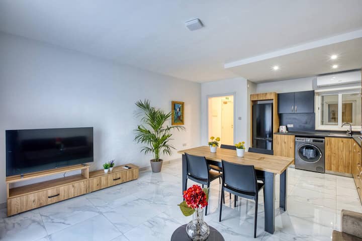 Modern Central 2-br Apt. With Views Of Valletta - Malta