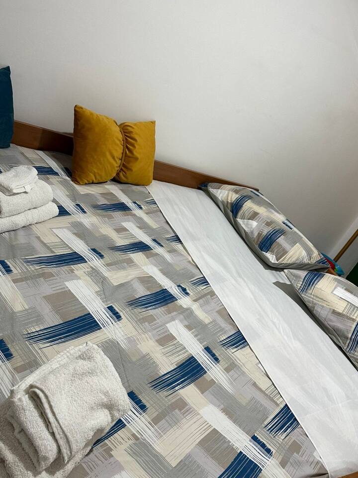 kitanda kilichobadilishwa kuwa kitanda cha watu wawili
