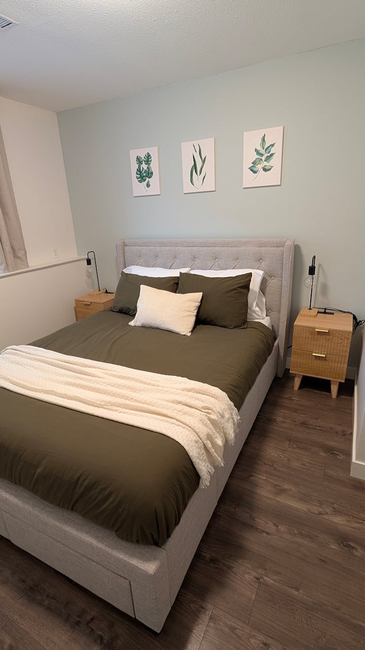 Godoro la starehe la ukubwa wa malkia la Serta kwenye kitanda kilichosafishwa, ambacho kinajumuisha droo za chini za kuhifadhi. Meza za mwisho pande zote mbili zina vituo vya kuchaji vilivyojengwa kwa ajili ya simu na vifaa vyako. Chumba cha kulala kina luva pamoja na mapazia kamili ya kuzima kwa ajili ya kulala kwa utulivu.