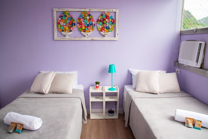 Chumba kilicho na vitanda 2 vya mtu mmoja na magodoro ya majira ya kuchipua ambayo yanaweza kuunganishwa ili kutoshea wanandoa.
Mwonekano wa Corcovado - haujatengwa.
Kiambatisho cha Kabati la Kioo cha Mwili Kamili.