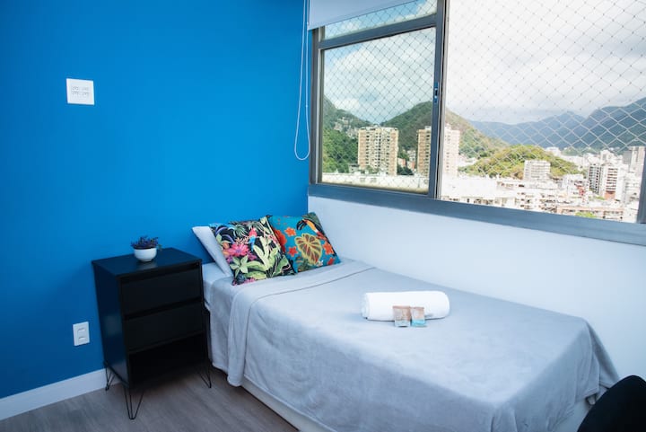 Chumba kilicho na kitanda kimoja na godoro la povu.
Escrivaninha na kiti na soketi. Inafaa kwa masomo au kazi ya mbali.
Mtazamo wa Corcovado - haujaondolewa.