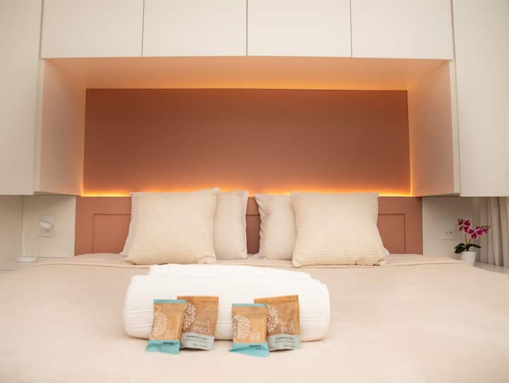 Chumba chenye bafu la busara kilichopangwa ndani ya kabati.
Kitanda aina ya King kilicho na godoro la kifahari la majira ya kuchipua
Mwangaza usio wa moja kwa moja wa Aconchegante.
Angalia eneo la kijani kibichi.