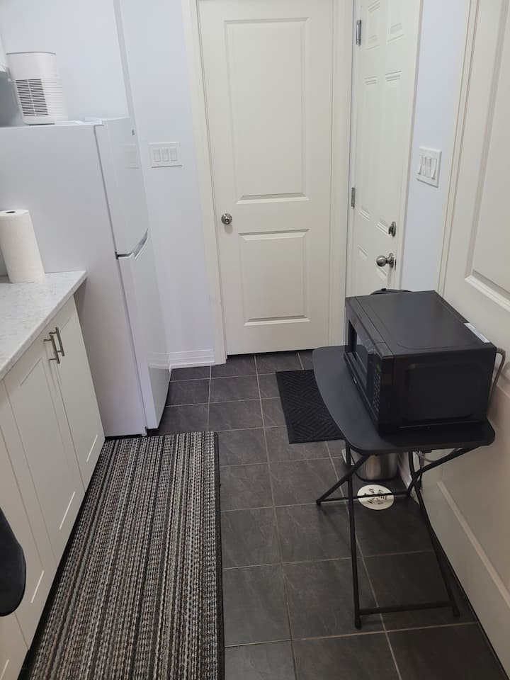 Cozy 1 Bed Studio & Private Bath - Bowmanville