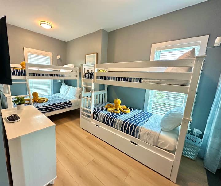 ห้องนอนสองชั้น 3: เตียงคู่ขนาดใหญ่และเตียงแฝดเหนือเตียงแฝดพร้อมรางเลื่อน  สมาร์ททีวีและลิ้นชัก