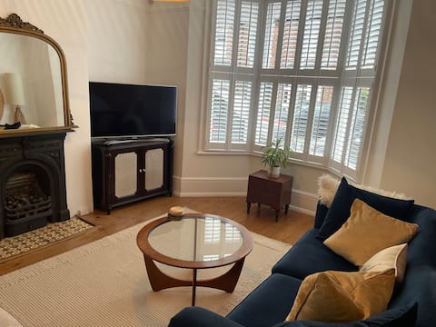 PET friendly Victorian house close to town centre