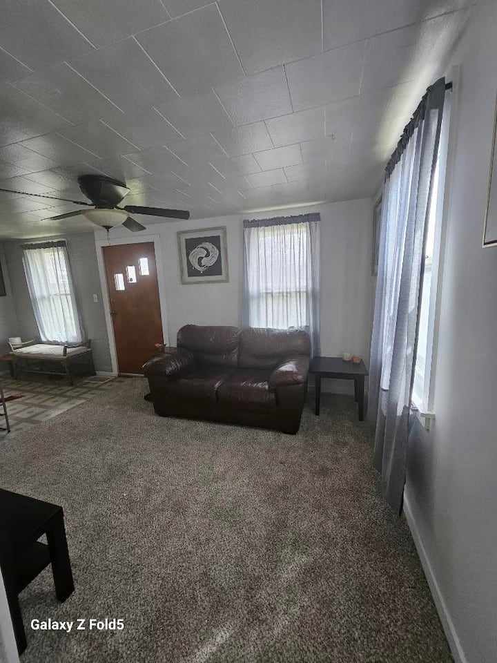 Cozy Retreat With Dine-in Kitchen - Cedar Rapids, IA